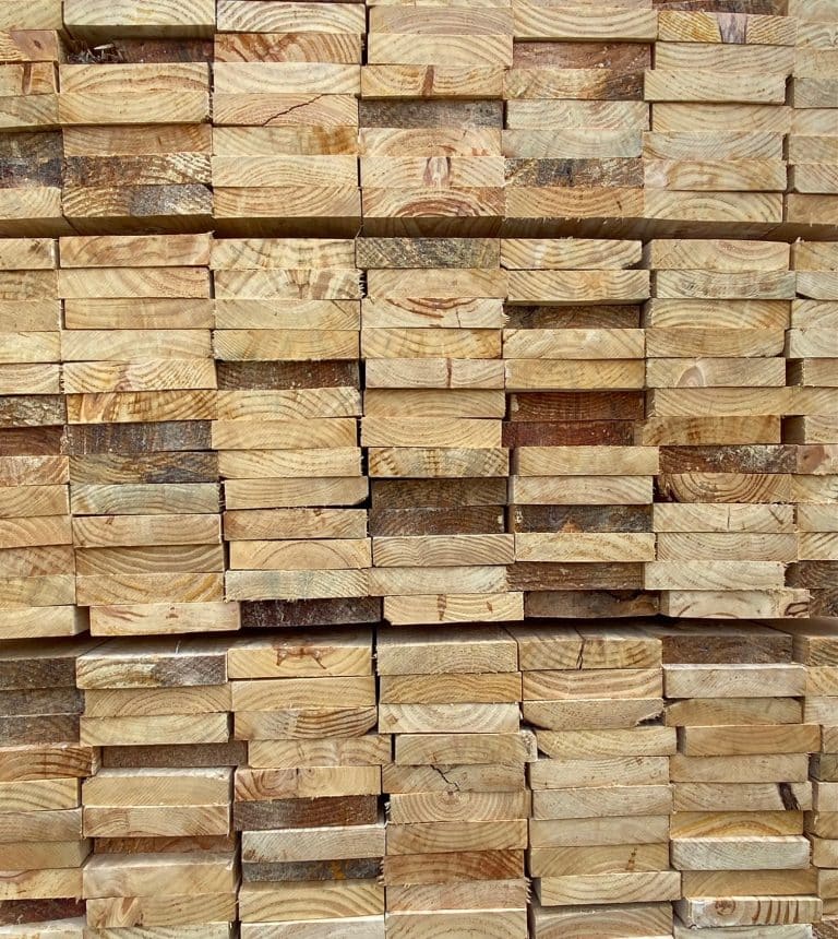 madera de pino apilada