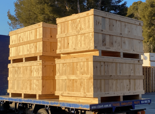 Cajas de madera en camión
